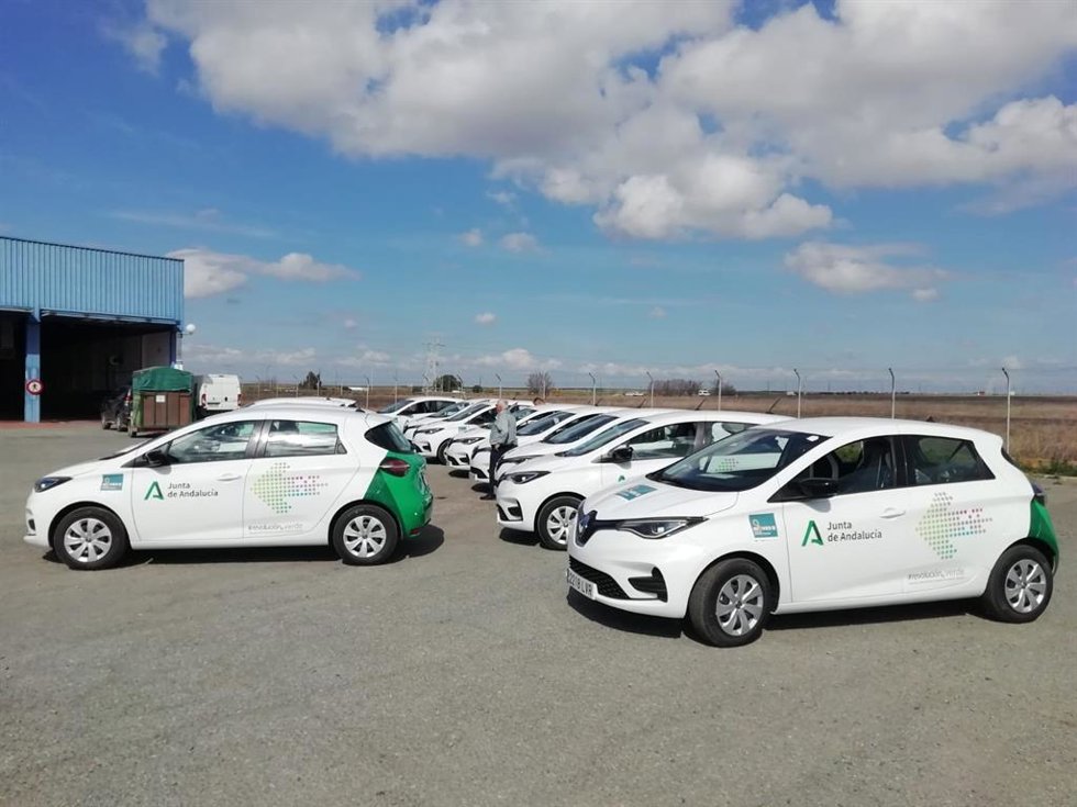 Archivo - Imagen de archivo de una flota de coches eléctricos adquiridos en 2022 por la Junta de Andalucía para la renovación del parque móvil en Huelva.