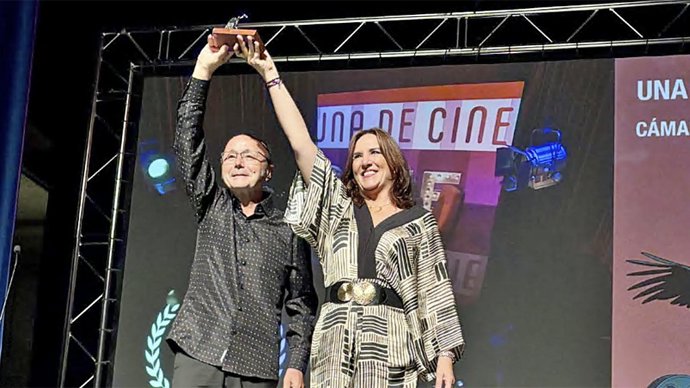 El programa de Canal Sur 'Una de cine' recoge el Premio Cámara Oscura en el Festival Nuevo Cine Andaluz de Casares.