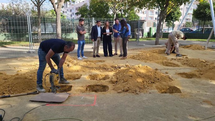 Obras en parques infantiles impulsadas por el Ayuntamiento de Sevilla.