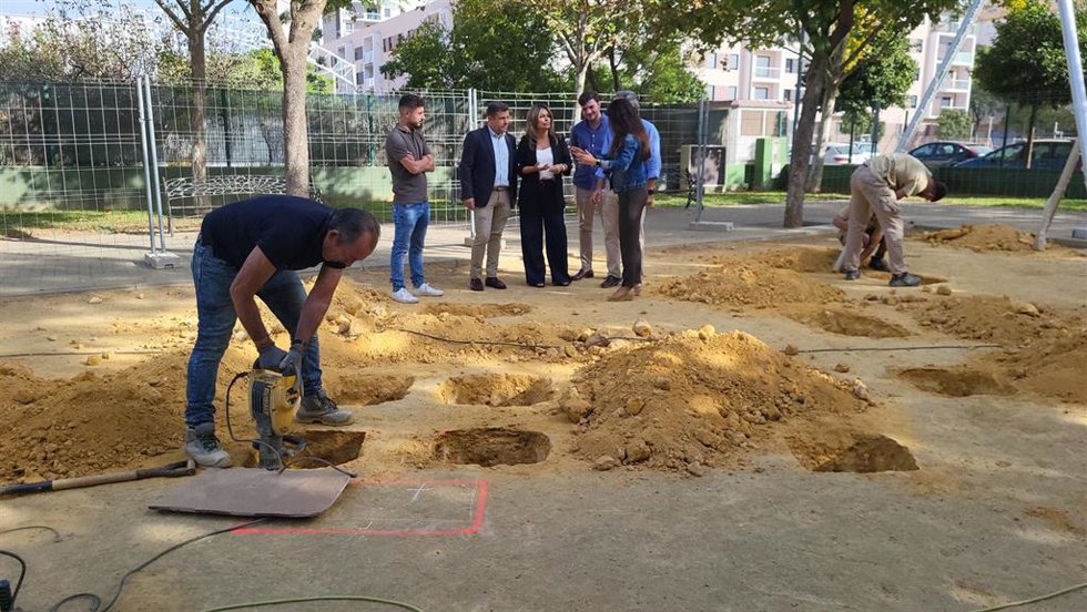 Obras en parques infantiles impulsadas por el Ayuntamiento de Sevilla.
