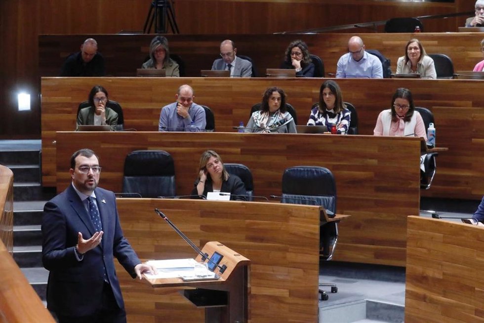 El presidente del Principado, Adrián Barbón, en la Junta General.