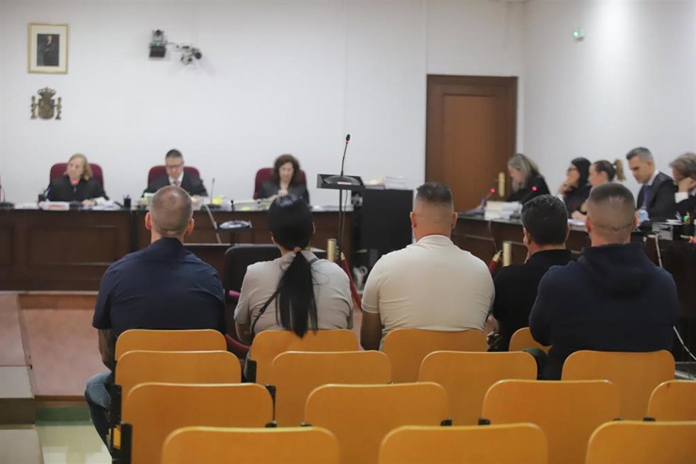 Los acusados por el hundimiento del pesquero Rúa Mar el primer día de juicio.