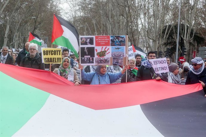 Archivo - Decenas de personas protestan durante la manifestación contra el genocidio en Palestina, a 25 de febrero de 2024, en Madrid (España). 