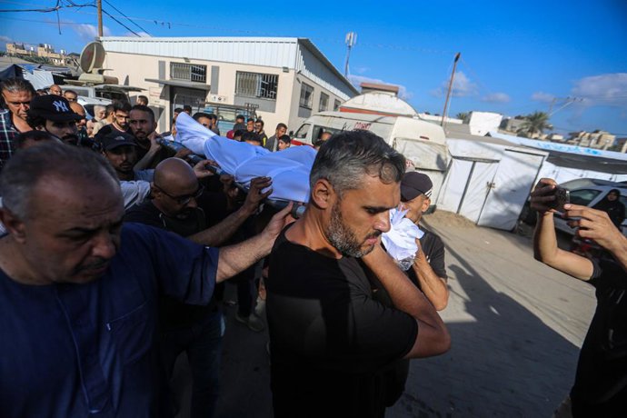 1º de outubro de 2025, Deir El-Balah, Faixa de Gaza, Território Palestino: A família de um homem palestino morto em um ataque israelense chora seu corpo do lado de fora do hospital al-Aqsa Martyrs em Deir el-Balah, no centro da Faixa de Gaza, em 1º de out