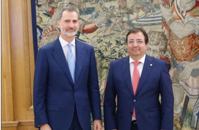 Archivo - El rey Felipe VI recibe a Guillermo Fernández Vara.