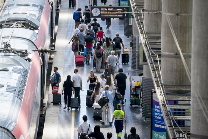 Archivo - Varias personas uno de los andenes de la estación de Atocha-Almudena Grandes, a 11 de agosto de 2023, en Madrid (España). Renfe ofrece un millón y medio de plazas en alrededor de 5.000 trenes, entre AVE, Avlo, Alvia, Euromed, Intercity, Avant y 