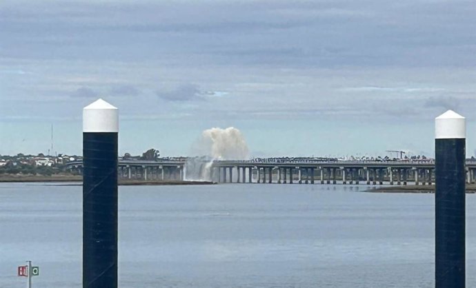 Imagen de la columna de agua en el Puente Sifón de Huelva.