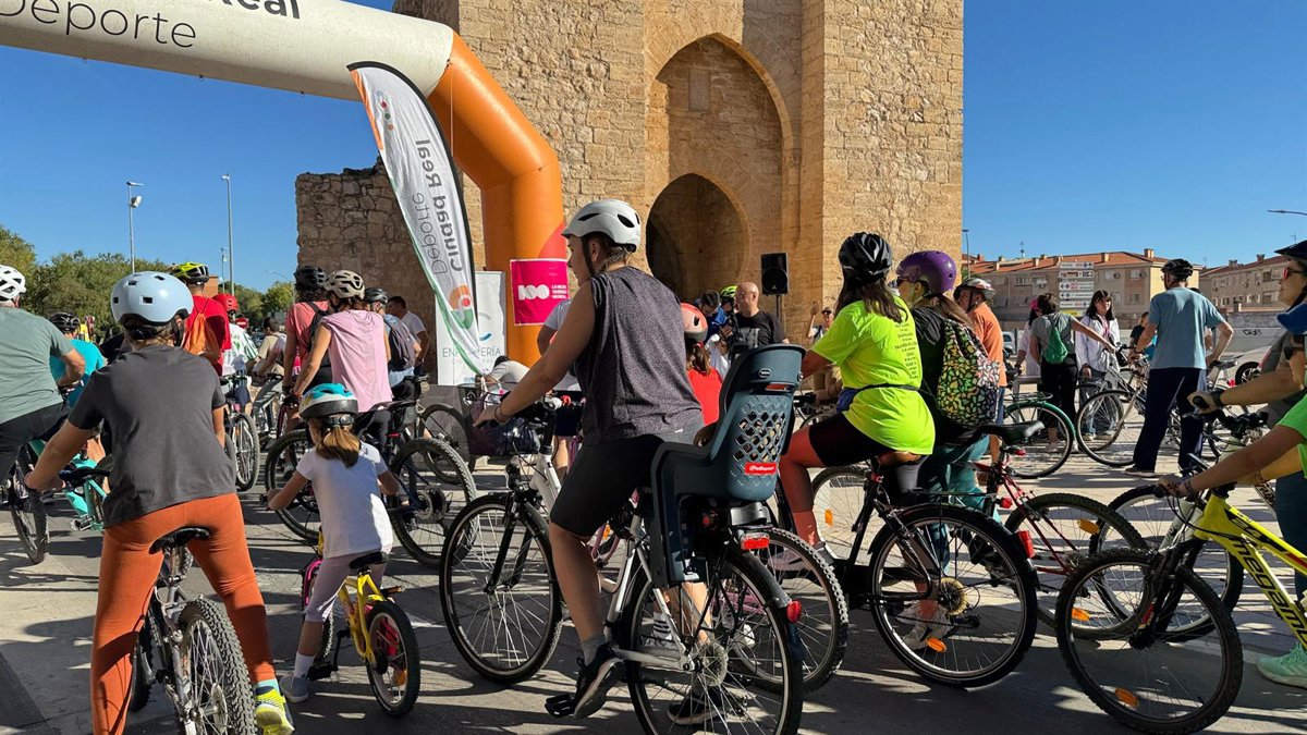 Cerca de 2.500 personas participan en Ciudad Real en la XII edición del Día de la Bicicleta