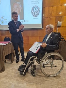 El veterinario Sócrates Merino recibe el homenaje por sus cien años de sus compañeros de Valladolid