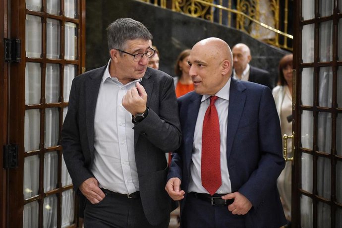 El portavoz del PSOE en el Congreso, Patxi López (i) y el diputado del PSOE Rafael Simancas (d), a su salida de una sesión plenaria en el Congreso 