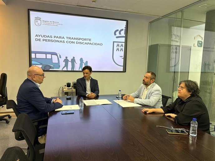 Imagen de archivo del consejero de Fomento e Infraestructuras, Jorge García Montoro, junto al director general de Movilidad y Transporte, José Antonio Verdú, y el presidente y vicepresidenta de Cermi, Pedro Martínez y Carmen Gil