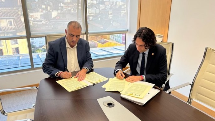 El consejero de Fomento, Roberto Media, y el alcalde de Astillero, Javier Fernández Soberón, firman el convenio de colaboración