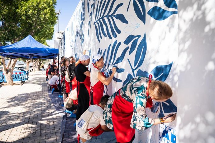 Ciudad Jardín cuenta con un nuevo mural decorativo que aúna la tradición cultural y la diversidad natural y artística de esta zona de Málaga
