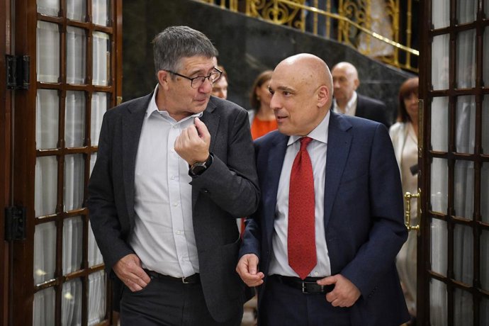 El portavoz del PSOE en el Congreso, Patxi López (i) y el diputado del PSOE Rafael Simancas (d), a su salida de una sesión plenaria en el Congreso de los Diputados, a 16 de septiembre de 2025, en Madrid (España). El Congreso debate este martes una iniciat