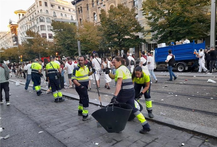Los equipos de limpieza de la ciudad se afanan en recoger desperdicios en el paseo de la Independencia.