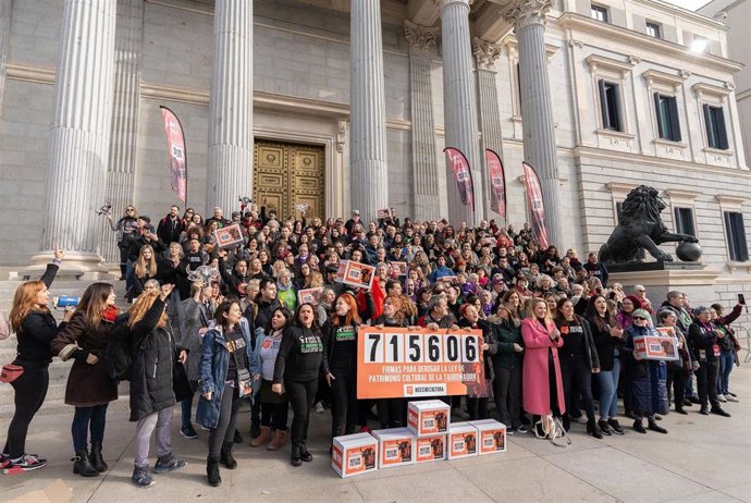 Archivo - Entrega de firmas en apoyo a la ILP contra la tauromaquia