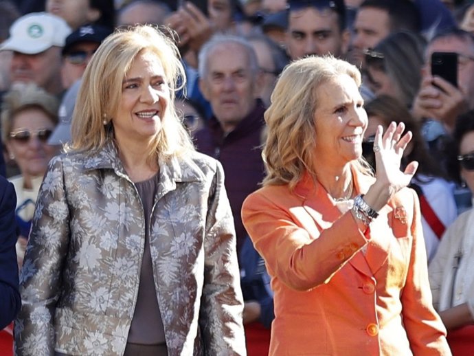 LAS INFANTAS, DOÑA CRISTINA Y DOÑA ELENA, EN EL GRAN HOMENAJE A LA BANDERA, EN TORREJÓN DE ARDOZ.