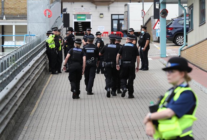 Archivo - 19 July 2020, England, Brighton: Armed police can be seen at the Royal Sussex County Hospital where a man has been arrested on suspicion of attempted murder after a member of hospital staff was stabbed. Photo: Gareth Fuller/PA Wire/dpa
