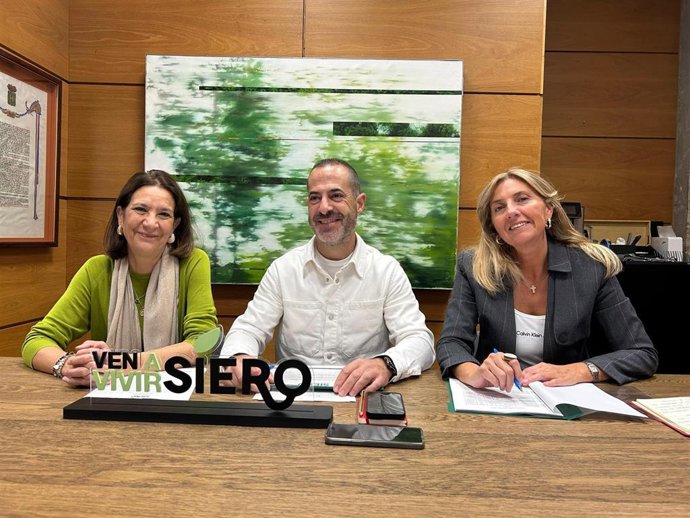 El alcalde de Siero, Ángel García, con la concejala de Comercio y Hostelería, Movilidad y Transporte Público, Patricia Antuña y Alejandra Cuadriello, concejala de PVF.