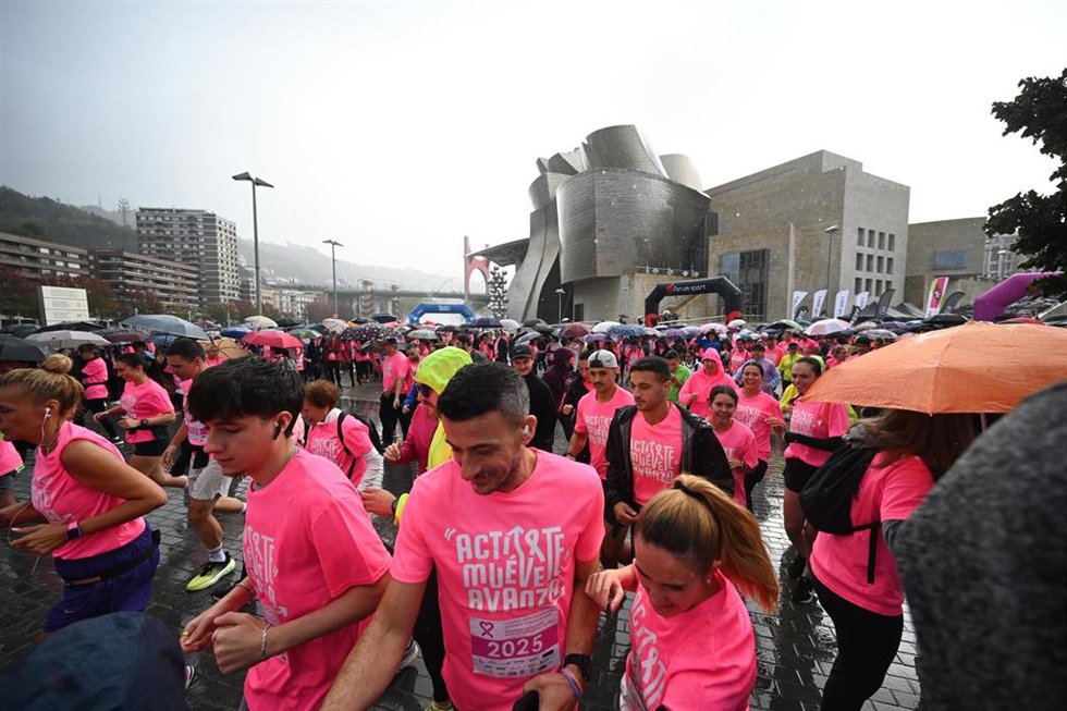 Más 10.000 personas participan en la carrera solidaria contra el cáncer de mama en Bilbao