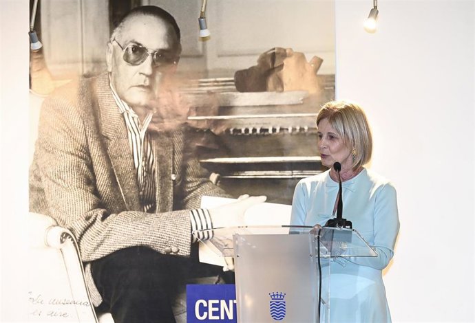 La alcaldesa de Jerez, María José García-Pelayo, en el acto homenaje a Antonio Gallardo Molina en la Feria del Libro.