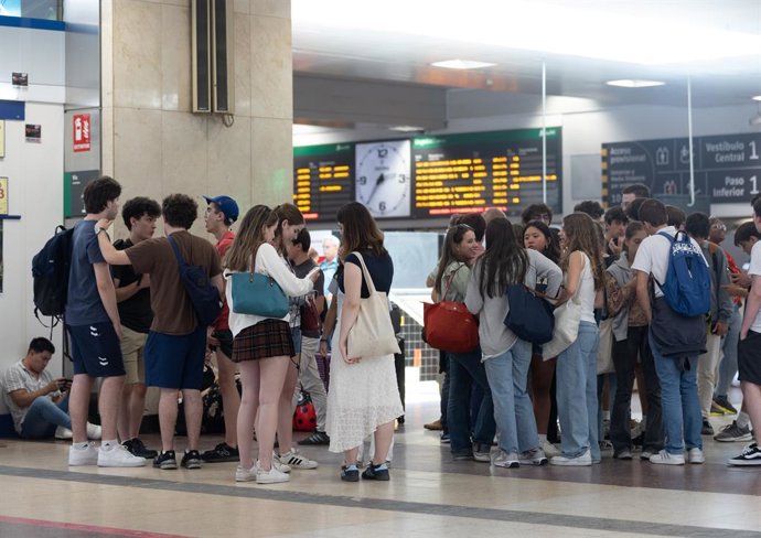 Archivo - Varias personas en la estación de Chamartín, a 19 de junio de 2024, en Madrid (España). Renfe pone a la venta hoy los billetes para que los jóvenes de entre 18 y 30 años, ambos inclusive, puedan viajar este verano, del 1 de julio al 30 de septie