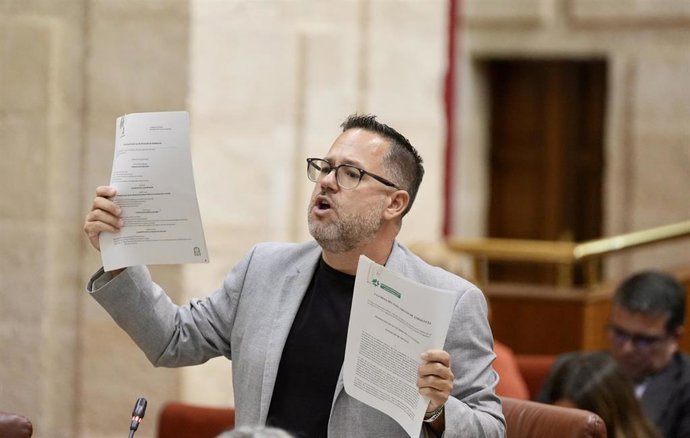 El portavoz de Adelante Andalucía, José Ignacio García, interviene durante la sesión de control en el pleno del Parlamento andaluz. A 25 de septiembre de 2025. (Foto de archivo).