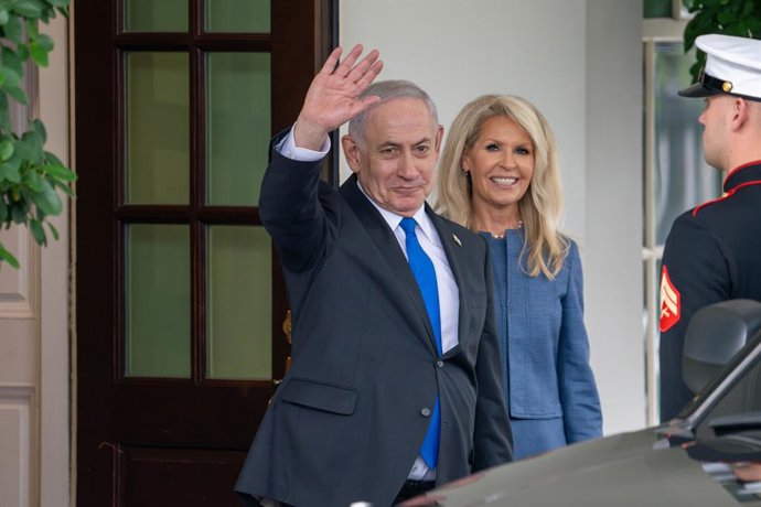 September 29, 2025, Washington, District Of Columbia, USA: Israeli Prime Minister BENJAMIN NETANYAHU waves to the press as he leaves the West Wing, preparing to exit the White House complex after meeting with President DONALD TRUMP and participating in a 