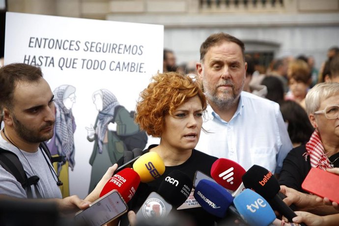 La secretaria general de ERC, Elisenda Alamany, atiende a los medios durante una manifestación en apoyo a Palestina de este sábado en Barcelona