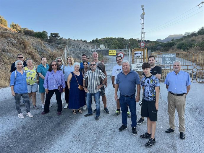 El concejal socialista Salvador Trujillo junto con vecinos de Churriana