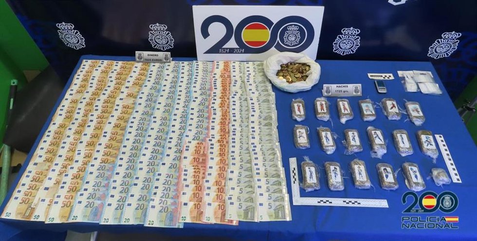 Dinero y droga requisada a un detenido tras pillarle 1,7 kilos de hachís y más de 7.000 euros.