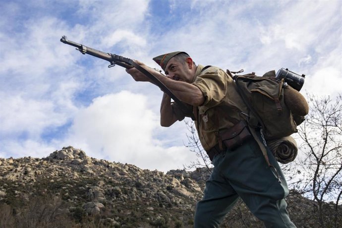Archivo - El guía, caracterizado como el maqui Severo Eubel de la Paz, durante una visita teatralizada a la cueva de los Maquis, a 9 de marzo de 2023, en Mataelpino, Madrid (España). 