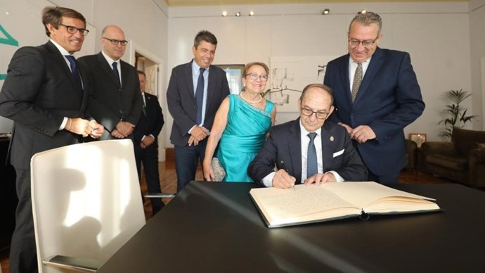 Urbina ha recibido el reconocimiento “Alicantino de adopción 2025”