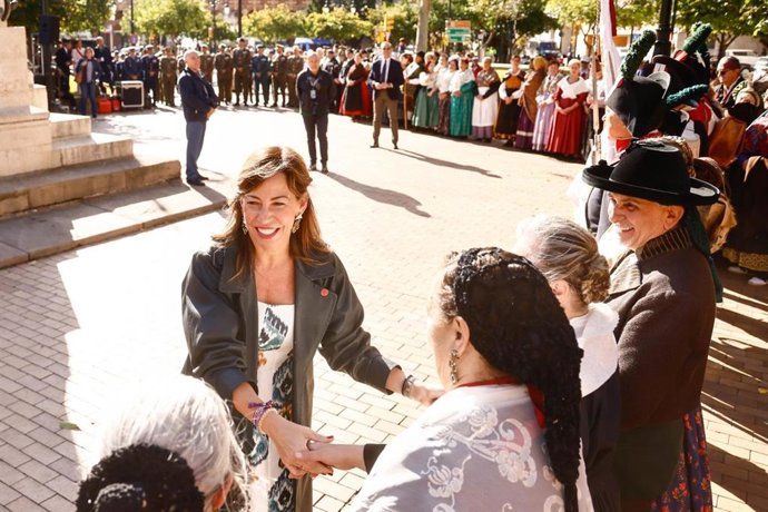 La alcaldesa de Zaragoza saluda a varias mujeres en el acto de Homenaje a las Heroínas de Los Sitios celebrado este domingo 5 de octubre en Zaragoza.