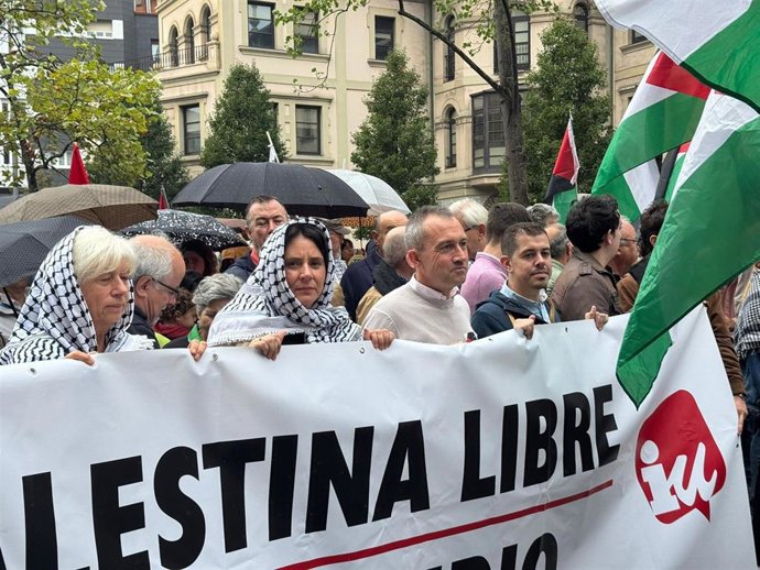 El secretario general de IU Asturias, Ovidio Zapico,en la manifestación por Palestina en Gijón.