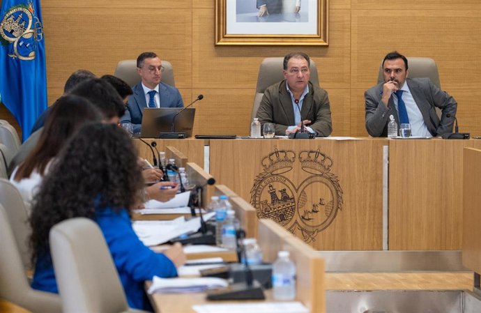 Una imagen del pleno en el que se aprobó la partida de 7,5 millones aprobada pro la Diputación de Huelva para el arreglo de una decena de carreteras de la provincia.