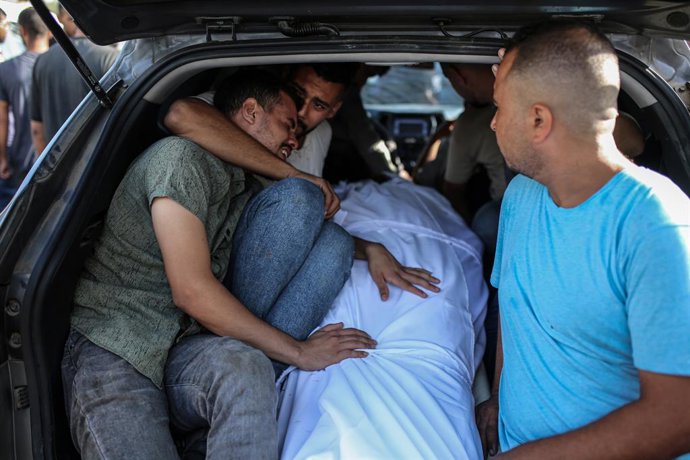 4 de outubro de 2025, Cidade de Gaza, Faixa de Gaza, Território Palestino: Palestinos choram junto ao corpo de um parente que foi morto em ataques israelenses em Deir al-Balah, no Hospital Al-Aqsa Martyrs, no centro da Faixa de Gaza, em 4 de outubro de 20