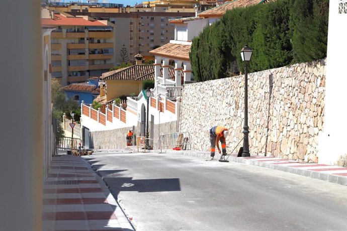 Obras de la calle Carlomagno, en la barriada de La Patera (Marbella, Málaga).
