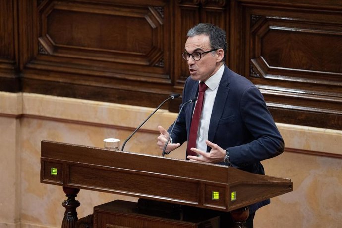 Archivo - El diputado de Vox Manuel Acosta interviene durante el pleno del Parlament de Catalunya, a 20 de mayo de 2025, en Barcelona, Catalunya (España)