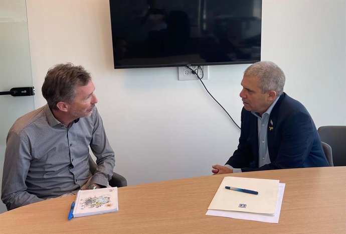 Gal Hirsch y Julian Larison en una reunión para tratar el intercambio de rehenes y presos