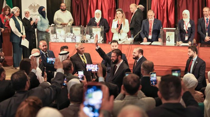 O presidente da Síria, Ahmed al Shara, vota nas eleições municipais do país em 5 de outubro de 2025.