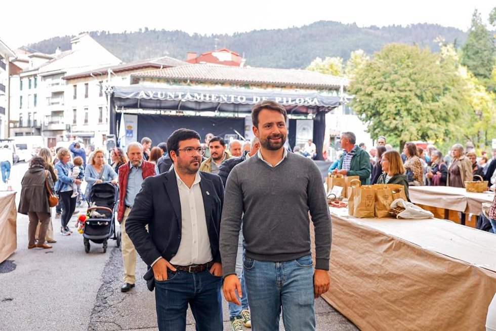El presidente del PP de Asturias,Álvaro Queipo, en la feria de la avellana de Piloña