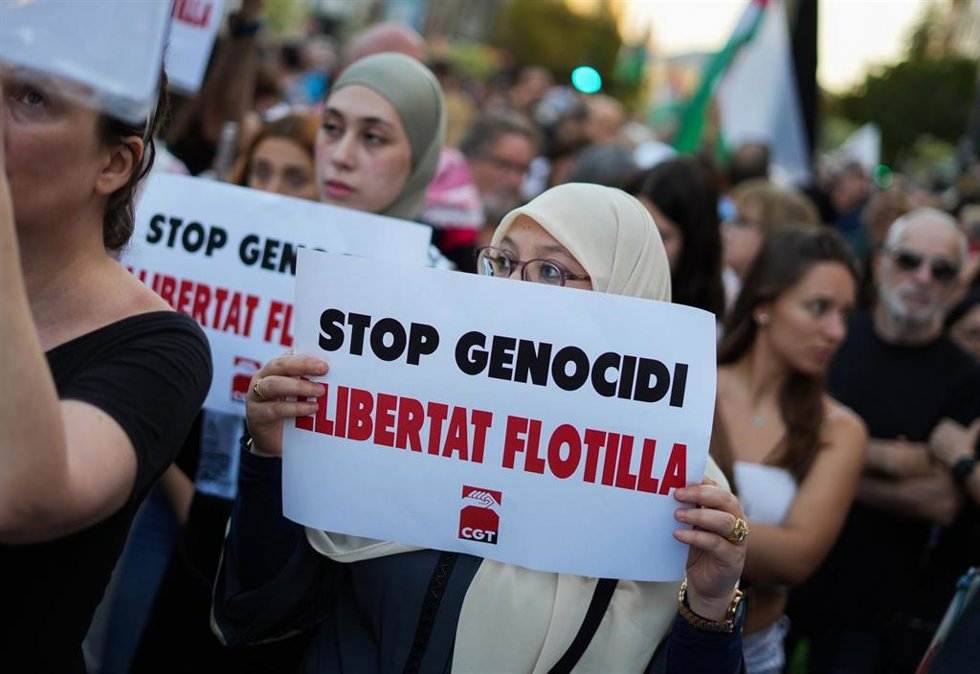 Decenas de personas durante una concentración en apoyo a la Global Sumud Flotilla, en la Plaza del Ayuntamiento, a 2 de octubre de 2025, en Valencia, Comunidad Valenciana (España). La concentración se produce tras ser interceptada por Israel la Global S