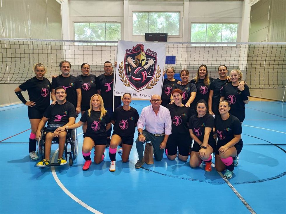 El concejal de Deportes, José Ignacio González, visita al grupo de veteranos Voleibol La Élite, surgido del antiguo Club Voleibol Poullet de El Puerto