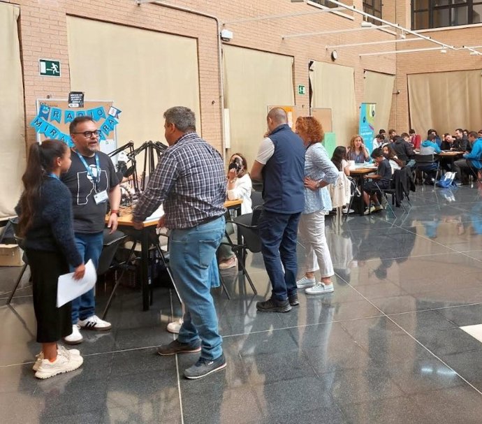 Fotografía de archivo de escolares almerienses durante su participación en una de las ediciones del encuentro anual de la Red de Radios Escolares de Almería