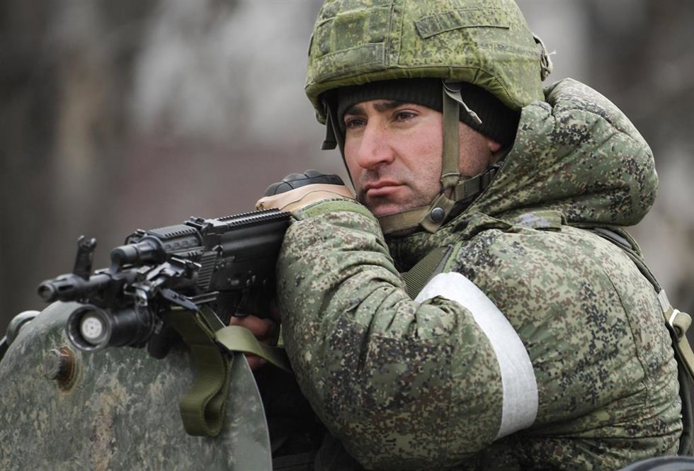 Archivo - Un militar ruso en Armiansk, en Crimea, Ucrania (archivo)