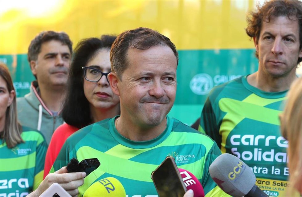 El alcalde de Toledo y presidente del PP Carlos Velázquez en la carrera de la ELA.