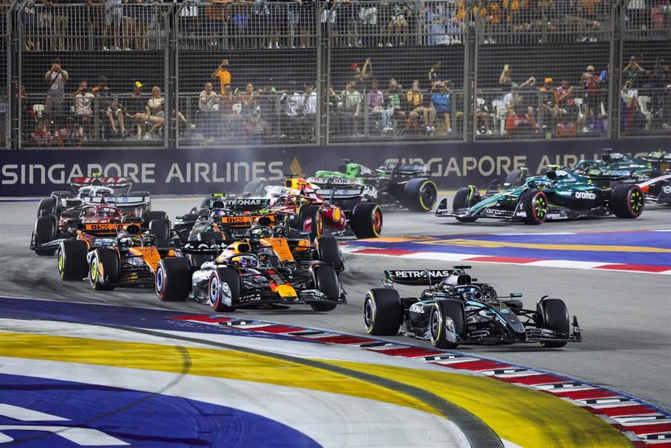 George Russell frente al resto de pilotos en la salida del Gran Premio de Singapur