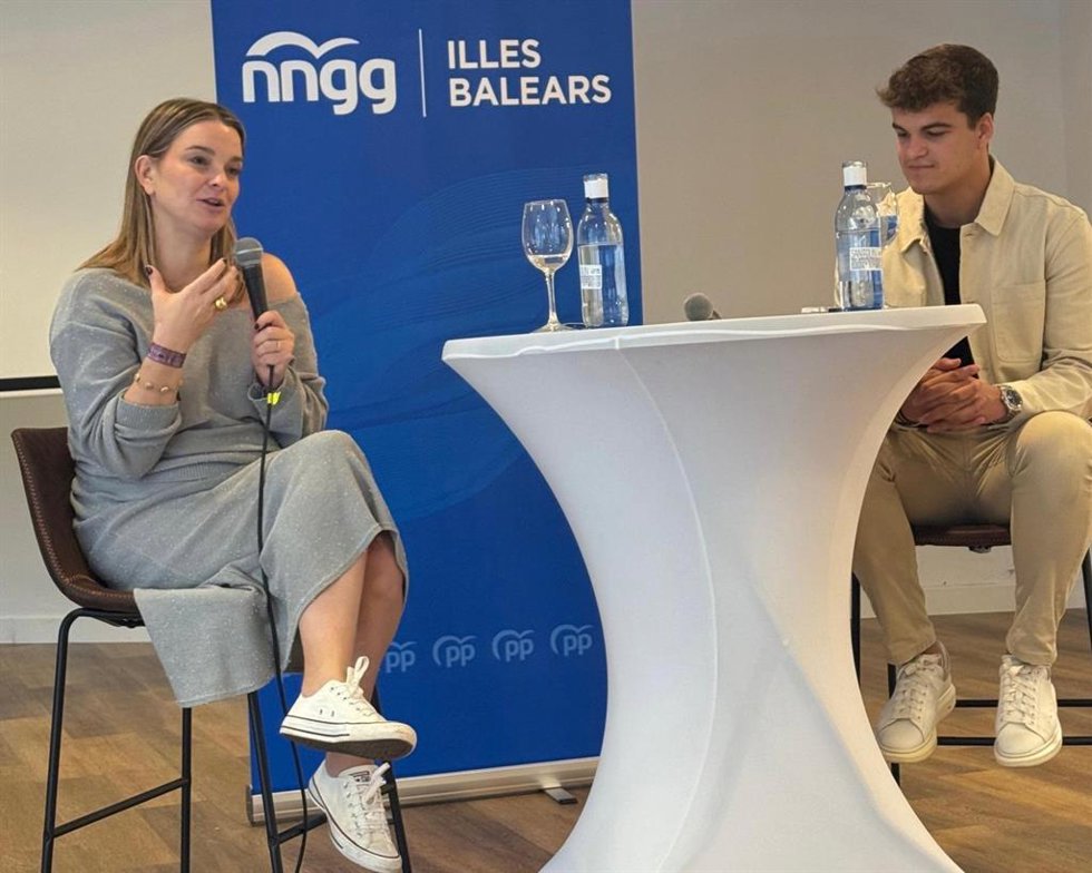 La presidenta del PP Baleares y del Govern, Marga Prohens, conversa con el presidente de NNGG Illes Balears, Vicen Isern, en la clausura de la Escuela de Verano de Nuevas Generaciones Illes Balears