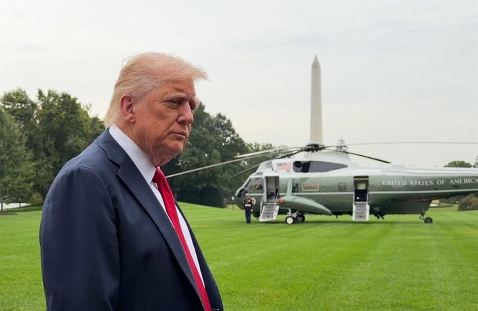 30 September 2025, US, Washington: US President Donald Trump talks to journalists before boarding an aircraft on the South Lawn of the White House. Photo: Dmitry Kirsanov/TASS via ZUMA Press/dpa